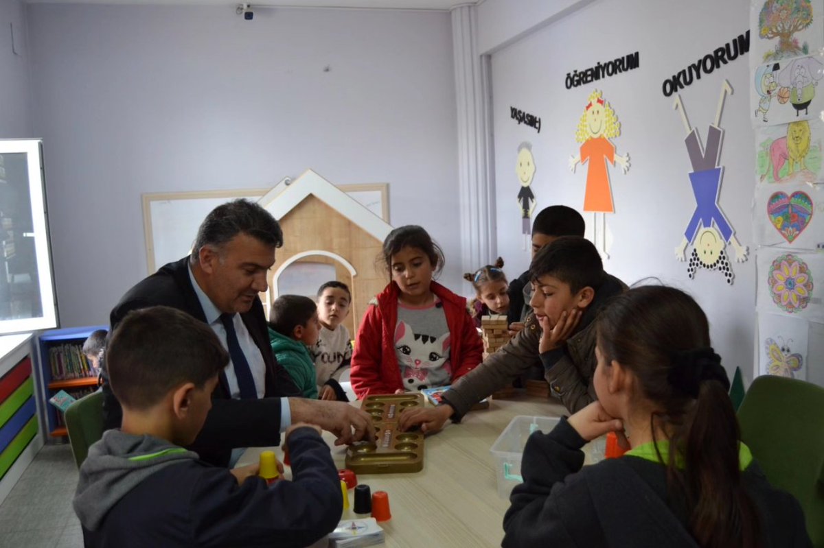 karacobanmem's tweet photo. Kütüphane haftası münasebetiyle  Kaymakamımız Sn Hacı Kerim MERAL ve  Milli Eğitim Müdürümüz Sayın  Muhlis KARAKURT tarafından Karaçoban Halk Kütüphanesi ziyret edildi. En çok kitap okuyan öğrencilere belgeleri ve hediyeleri verildi.@Erzurum_Mem @yakupyildiz024 @MuhlisKARAKURT https://t.co/nke5WBK9O1