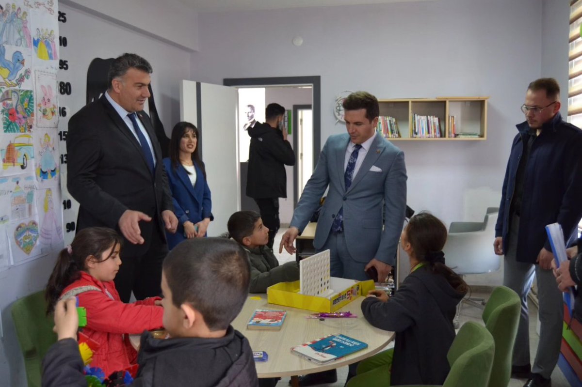 karacobanmem's tweet photo. Kütüphane haftası münasebetiyle  Kaymakamımız Sn Hacı Kerim MERAL ve  Milli Eğitim Müdürümüz Sayın  Muhlis KARAKURT tarafından Karaçoban Halk Kütüphanesi ziyret edildi. En çok kitap okuyan öğrencilere belgeleri ve hediyeleri verildi.@Erzurum_Mem @yakupyildiz024 @MuhlisKARAKURT https://t.co/nke5WBK9O1