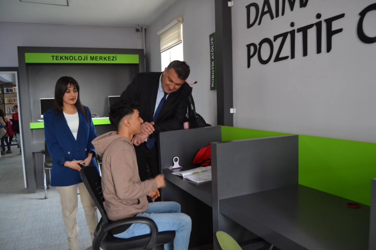 karacobanmem's tweet photo. Kütüphane haftası münasebetiyle  Kaymakamımız Sn Hacı Kerim MERAL ve  Milli Eğitim Müdürümüz Sayın  Muhlis KARAKURT tarafından Karaçoban Halk Kütüphanesi ziyret edildi. En çok kitap okuyan öğrencilere belgeleri ve hediyeleri verildi.@Erzurum_Mem @yakupyildiz024 @MuhlisKARAKURT https://t.co/nke5WBK9O1