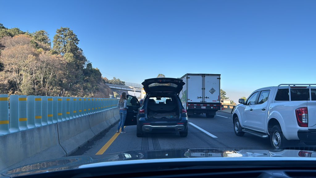 TomasSarAr's tweet photo. @SEGOB_mx @horacioduarteo @Edomex @delfinagomeza manifestantes en la carretera autopista Toluca Naucalpan exigen ayuda del gobierno y las autoridades del estado para atender y controlar los incendios de la región. Hagan algo. https://t.co/d6YqhRpbMY
