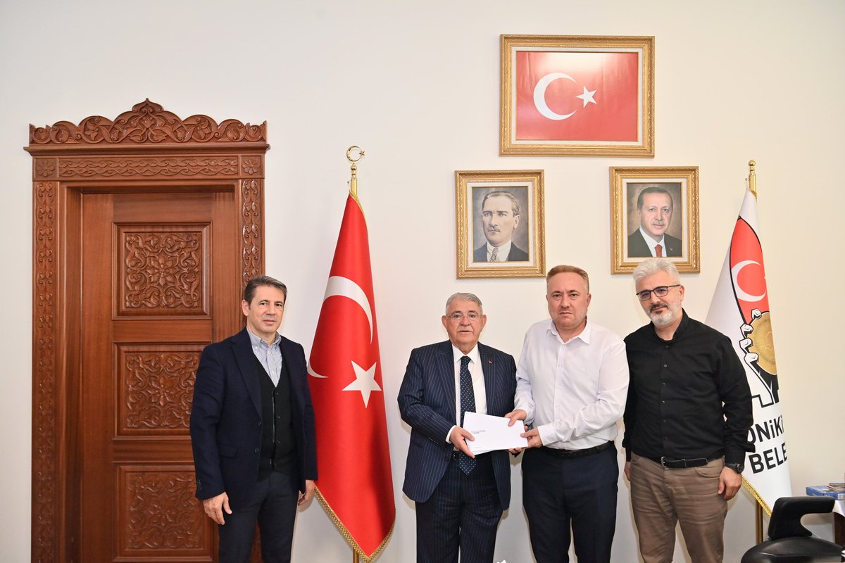HanefiMahcicek's tweet photo. Asrın Felaketi ile sınandığımız zorlu günlerde depremzedelerimize yönelik anlamlı çalışmalara imza atan Treyler Sanayicileri Derneği'nin Ramazan ayında da paylaşma ve yardımlaşmanın en güzel örneklerine imza attığını gördük. 

Sosyal sorumluluk projeleriyle diğer sivil toplum kuruluşlarına örnek olan Treyler Sanayicileri Derneği'ni ihtiyaç sahibi kardeşlerimize yönelik hazırladıkları 500 bin TL değerindeki 1000 adet alışveriş kartı projesinden dolayı kutluyorum. 

Bu anlamlı proje kapsamında bizleri ziyaret eden TREDER Üyesi Mehmet Dinçer başta olmak üzere emeği geçen herkesi tebrik ediyorum.