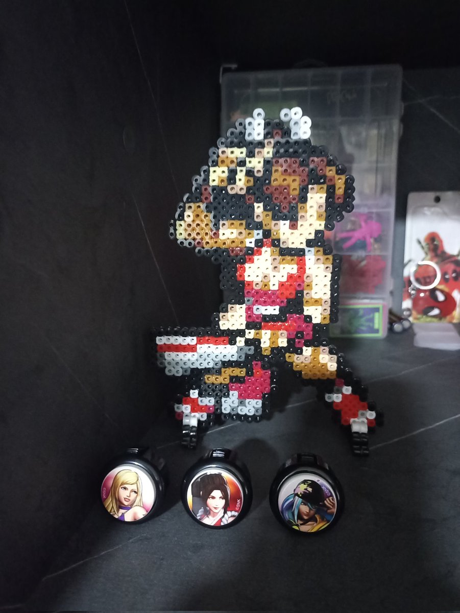 No me he olvidado de mostrar los stickers preciosos de #kula y #Mai gracias a <a href="/TaniaMichel/">Psycho Witch 🌙</a> y también los botones del LCQ #SNK #KOFXV