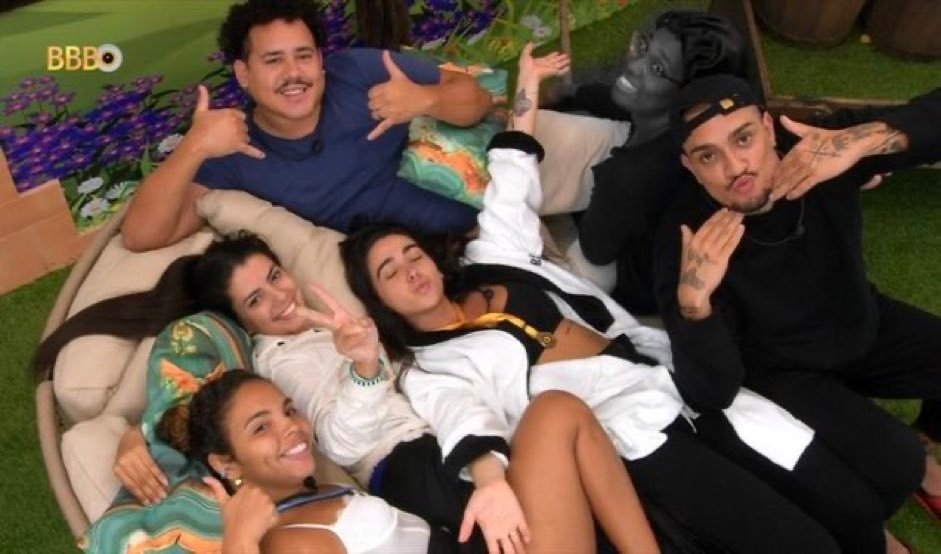 LivyaMelquiades's tweet photo. Bora deixar essa foto toda em preto e branco? Quem vai ser o próximo gnomo eliminado? #BBB24 #ForaGnomos https://t.co/sg5GVHCEQz