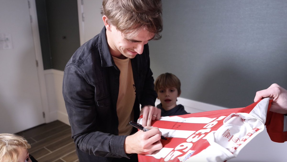 🥳 Wishing our amigo @muniesa92 a very happy birthday!! To celebrate here’s some BTS shots of the former @stokecity defender’s latest visit to the bet365 Stadium… Have a great day, Muni! #TeamPREM ❤️🤍