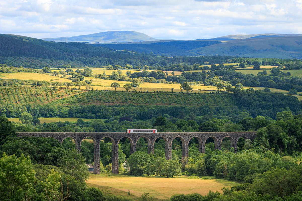 #DidYouKnow The Heart of Wales railway line has been acknowledged as one of the best? The world famous travel guide @lonelyplanet has named the railway line one of the best journeys in Europe 🚋 Find out more ⬇️ ow.ly/hHmk50QTmOS ©Dominic Vacher/@HeartWalesLine