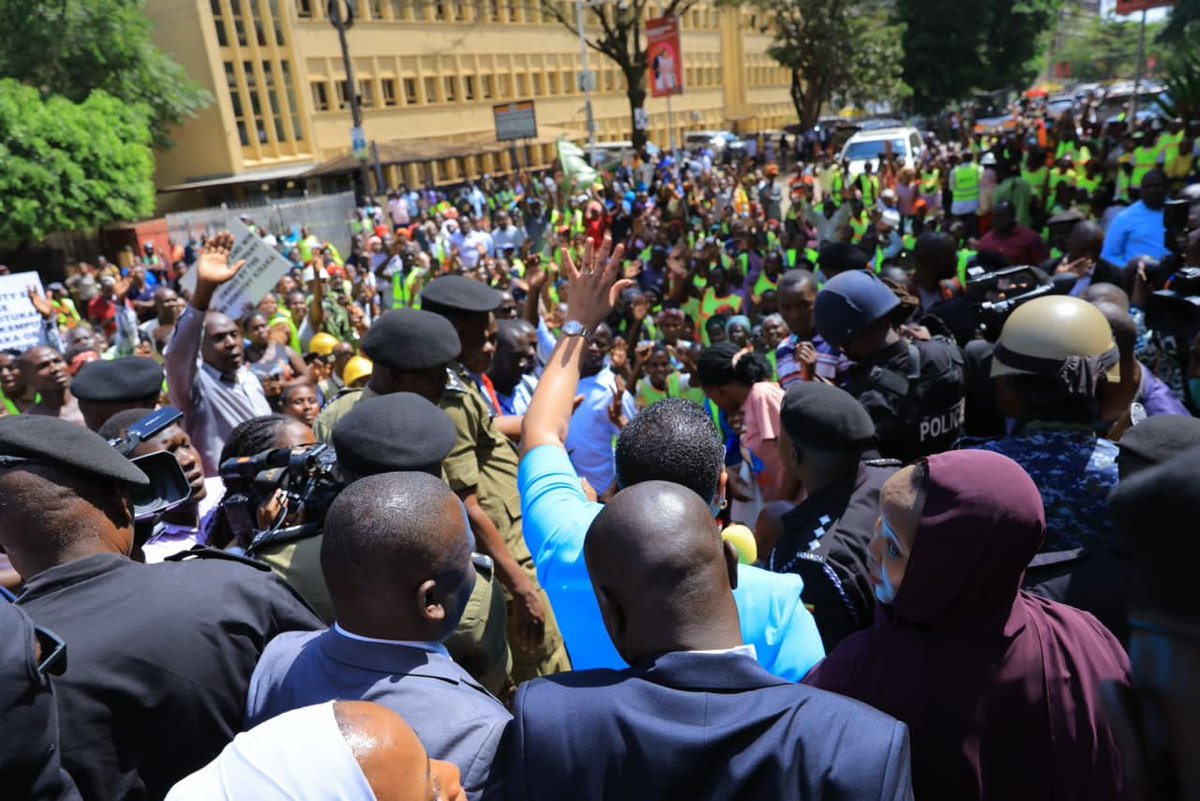 Ekitongole ekivunaanyizibwa ku kibuga Kampala ki @KCCAUG kifulumizza ensimbi za Uganda obuwumbi 2.7 okusasula abakozi abeera enguudo oluvannyuma lw’okwekalakaasa nga babanja omusaala oguli mu myezi 5. Minisita omubeezi owa Kampala, @kyofakabuye2 asabye abakulu mu kitongole ki…