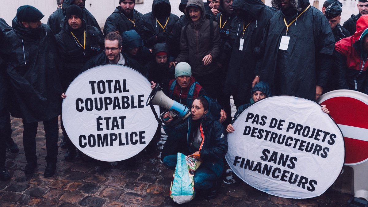 👏👏👏 @greenpeacefr @amisdelaterre @alternatiba75 activists who infiltrated and spoiled the private party organised by @TotalEnergies in Versailles for its centenary. Fossil fuel corporations must stop drilling and pay up for the damage they've caused. #MakePollutersPay