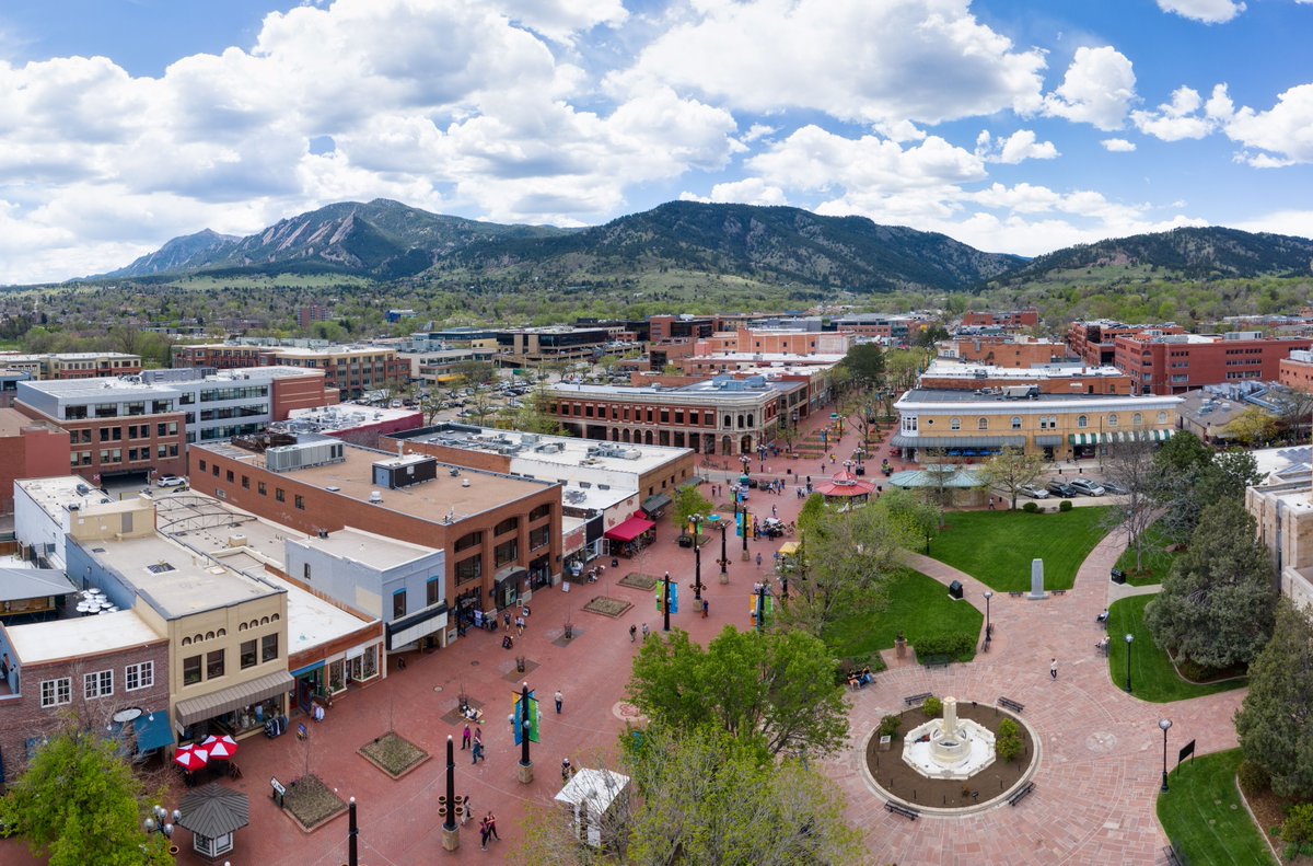 halsports's tweet image. 🌄 #BolderBoulder10K is Colorado's biggest & boldest Memorial Day tradition! ❤️🤍💙 The mile-high course passes by the most iconic landmarks: Pearl Street Mall, the Flatirons, and Folsom Field at CU. Join the fun! Just 2 months away! bolderboulder.com