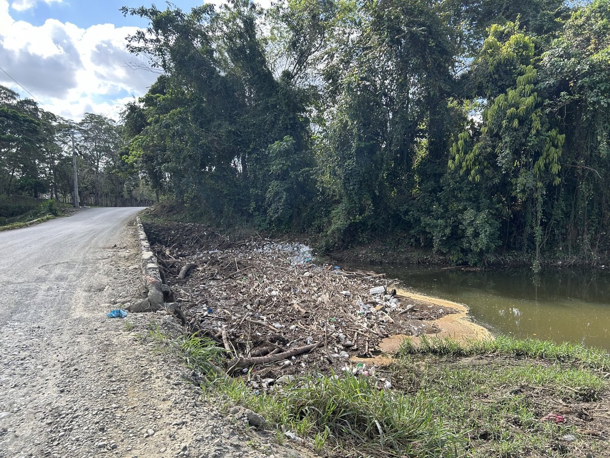 EuclidesLaVega's tweet photo. Así languidece nuestro otrora Río Camú, abandonado a su suerte, convertido en un vertedero de basura y sometido a la más salvaje depredación sin que las autoridades competentes, @AmbienteRD, se preocupen por el. @del_camu @luiscarvajalnu @nieves_rd @ConcepcionYanio https://t.co/MQQYWsJzAz
