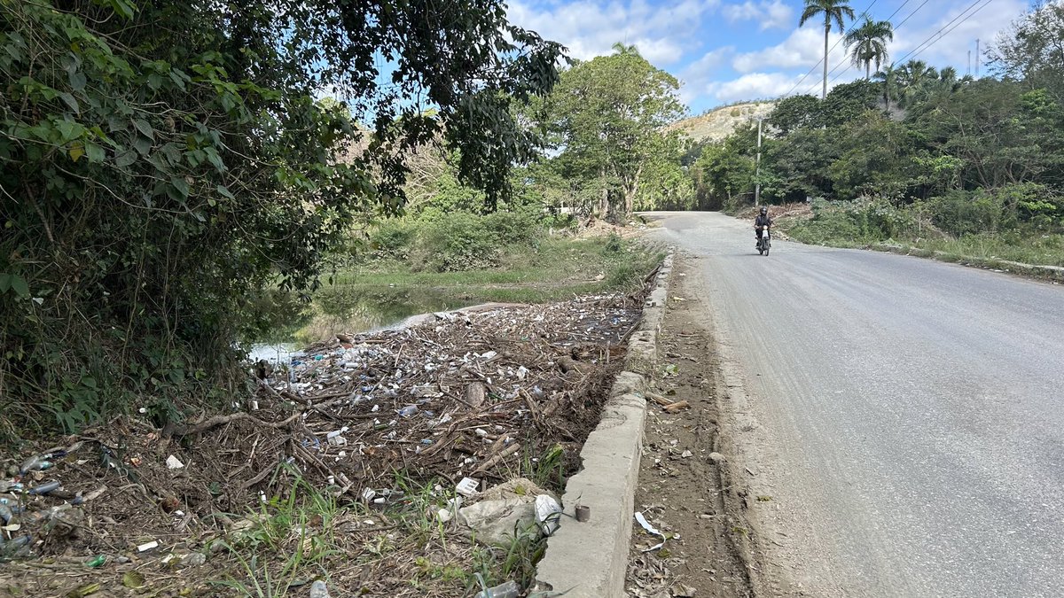 EuclidesLaVega's tweet photo. Así languidece nuestro otrora Río Camú, abandonado a su suerte, convertido en un vertedero de basura y sometido a la más salvaje depredación sin que las autoridades competentes, @AmbienteRD, se preocupen por el. @del_camu @luiscarvajalnu @nieves_rd @ConcepcionYanio https://t.co/MQQYWsJzAz