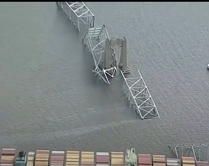joseviamonte02's tweet photo. #EEUU el presidente #Biden lamenta el accidente de un barco que derrumbó el más importante puente de #Baltimore, "muchas veces crucé ese puente en carro o en tren" dijo. El problema es q ese puente nunca tuvo una línea férrea.
 En esas manos está el arsenal nuclear del mundo... https://t.co/UTwNTc5hRm