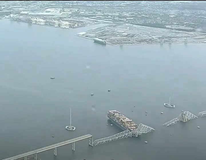 joseviamonte02's tweet photo. #EEUU el presidente #Biden lamenta el accidente de un barco que derrumbó el más importante puente de #Baltimore, "muchas veces crucé ese puente en carro o en tren" dijo. El problema es q ese puente nunca tuvo una línea férrea.
 En esas manos está el arsenal nuclear del mundo... https://t.co/UTwNTc5hRm