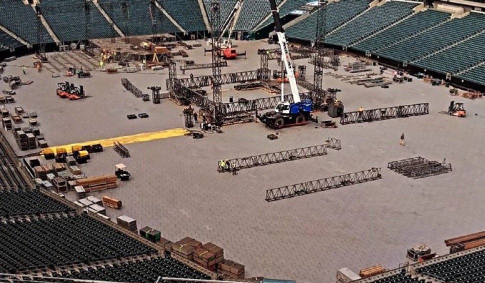 FadeAwayMedia's tweet image. The #WrestleMania stage is being prepared as we speak. 

👀