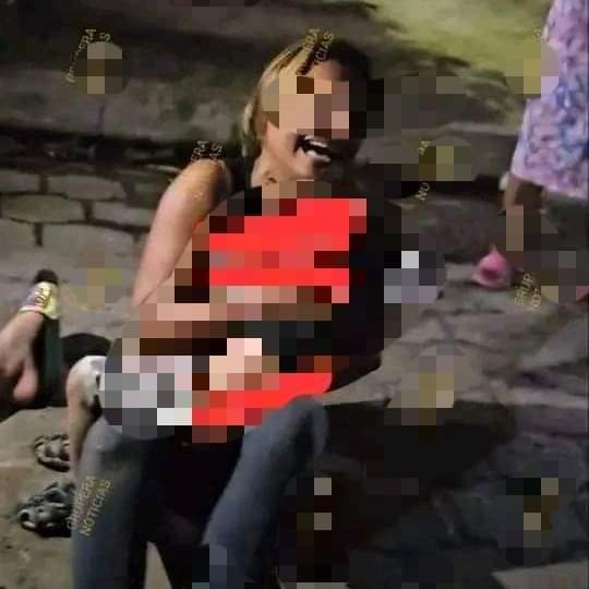 alertanoti's tweet photo. MADRE BORRACHA SE LE CAYÓ EL HIJO DE BRAZOS; EL NIÑO FUE ARROLLADO Y FALLECIÓ 

En Acajutla, un menor de tan solo dos años de edad falleció tras caérsele de brazos a la mamá y posteriormente ser atropellado por un vehículo.

La madre del niño fallecido aparentemente se encontraba bajo los efectos del alcohol.

El infante fue auxiliado por la Policía y llevado al hospital del ISSS de Sonsonate pero el menor ya llegó sin vida.
