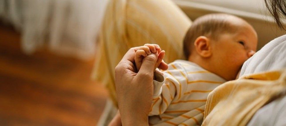 #Stillen: Jedes Mutter-Kind-Paar ist individuell - Während die einen am liebsten im Liegen stillen, fühlen sich die anderen aufrecht sitzend am wohlsten. Mama und Baby finden im Laufe der Zeit heraus, welche Positionen für sie selbst am besten passen ➡️ buff.ly/4a293Zc