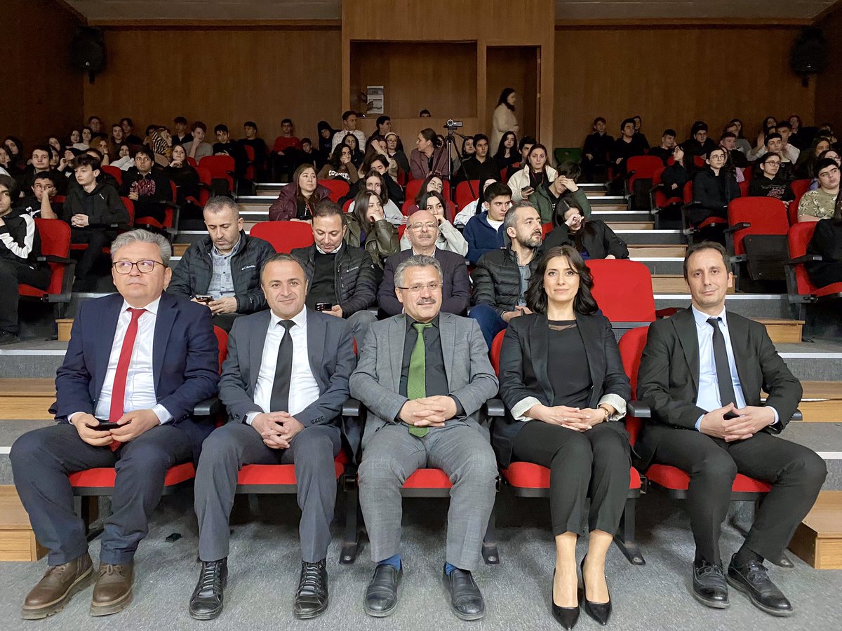 BahcesehirFatsa's tweet photo. Fen Lisesi öğrencilerimizin Fatsa Anadolu Lisesi öğrencileriyle ortaklaşa hazırlayıp sunduğu “27 Mart Dünya Tiyatro Gününü” muhteşem bir coşkuyla kutladık. Meddah, Kukla, Pandomim ve Çağdaş Tiyatro oyunlarının bulunduğu programda Geleneksel ve Çağdaş Türk Tiyatrosunu işledik. https://t.co/gg2N3BaBhD