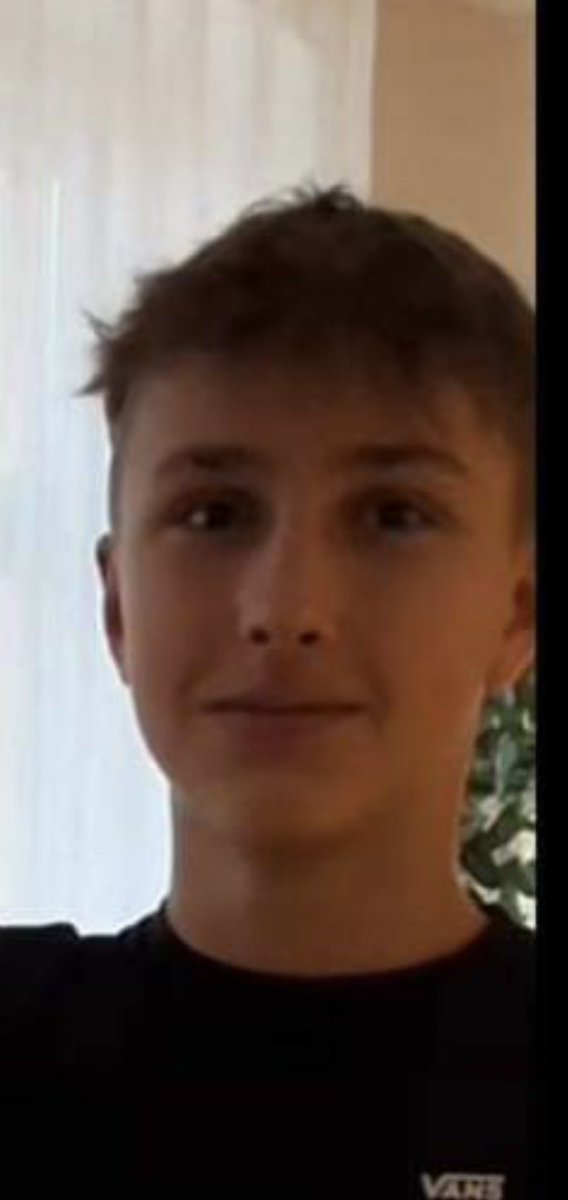 Ten gość klepie twoja dziewczynę po dupie (ma cię na liścia) (telefonuje z realme) co robisz ?