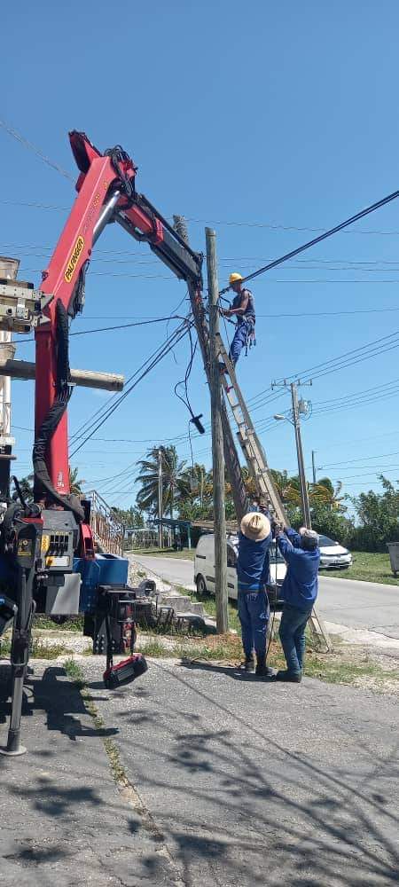 Luego de varios días de intenso trabajo, @ETECSA_Cuba continúa la recuperación de postes y cables. Se trabaja en bajantes telefónicos partidos y otros daños que aún generan interrupción de servicios, y se aprovechan fuerzas y medios para mejorar las redes en las zonas afectadas.