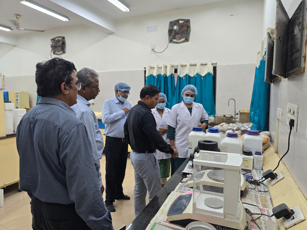 OMFEDofficial's tweet image. MD, OMFED visited the Cattlefeed plant, Jagannathpur &amp;amp; reviewed the hygiene and quality assurance of cattlefeed 
#cattlefeed #teamomfed
@dahvsodisha @farddept @NDDB_Coop @IPR_Odisha