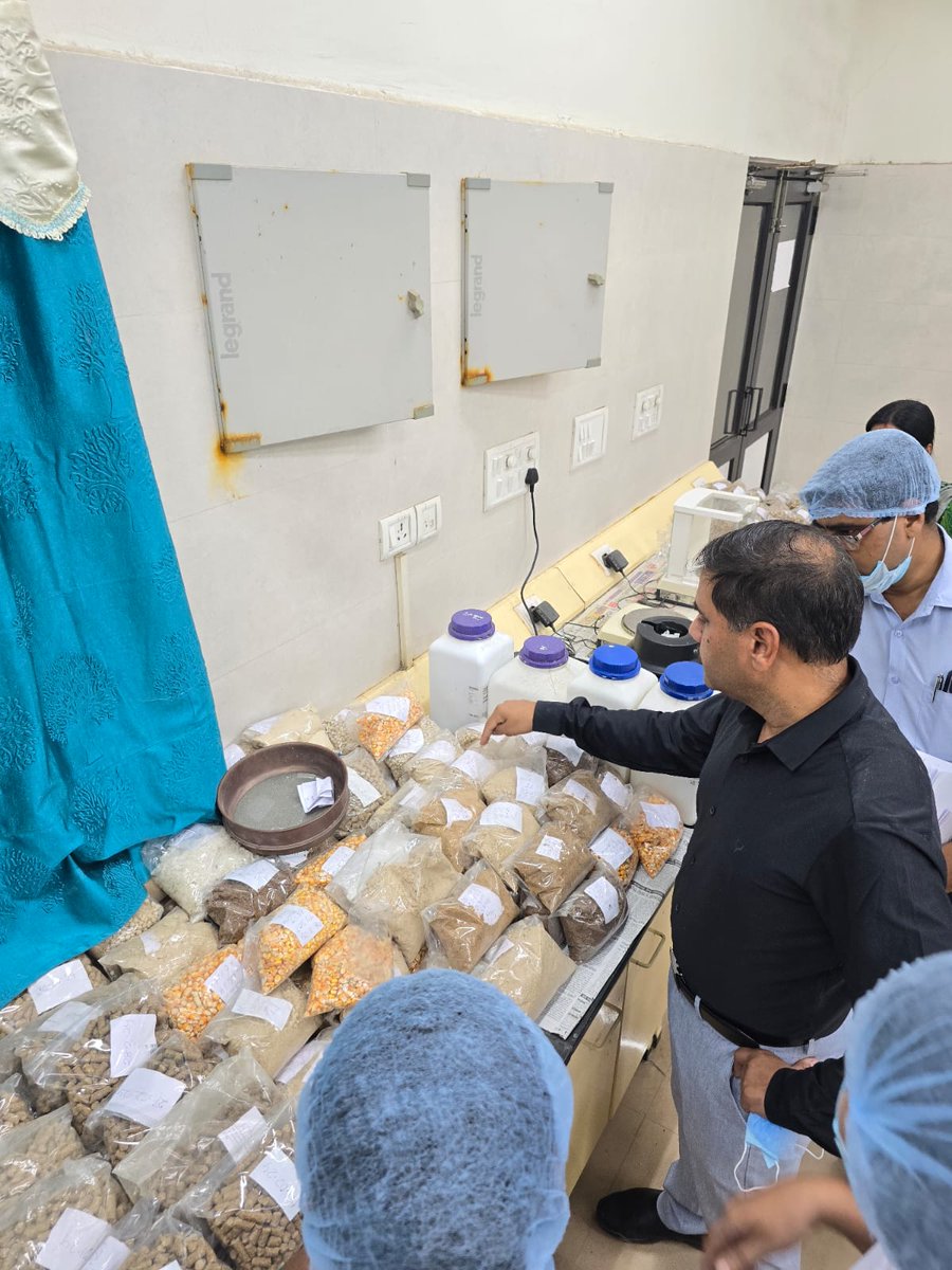 OMFEDofficial's tweet image. MD, OMFED visited the Cattlefeed plant, Jagannathpur &amp;amp; reviewed the hygiene and quality assurance of cattlefeed 
#cattlefeed #teamomfed
@dahvsodisha @farddept @NDDB_Coop @IPR_Odisha