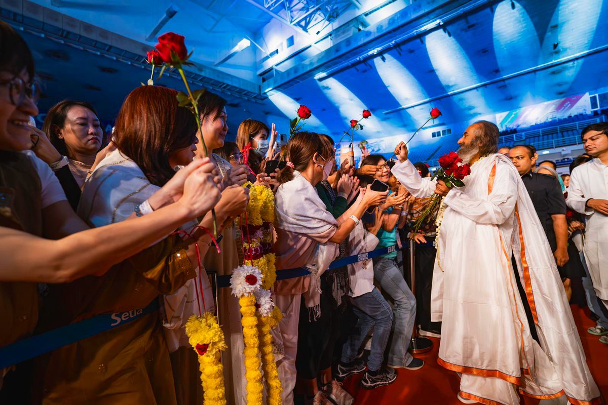Gurudev's tweet photo. Was received with a warm welcome by the people of Penang. A large crowd joined the masterclass featuring lively discussions and calming meditation at the SPICE Arena. https://t.co/LeGnvTUK1I