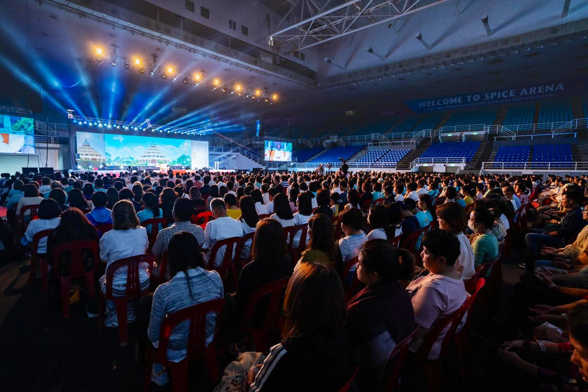 Gurudev's tweet photo. Was received with a warm welcome by the people of Penang. A large crowd joined the masterclass featuring lively discussions and calming meditation at the SPICE Arena. https://t.co/LeGnvTUK1I