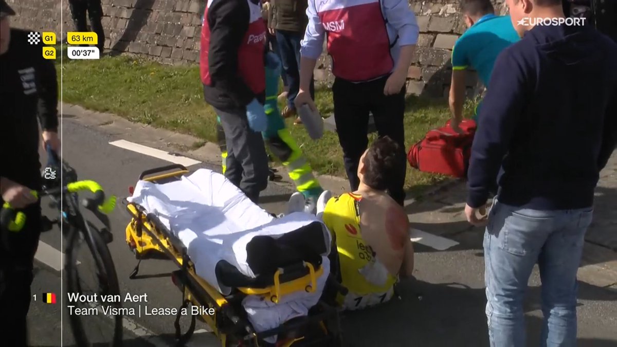 Triste image : Wout Van Aert est évacué sur civière. Le Belge dit peut-être adieu au Tour des Flandres voire à Paris-Roubaix, ses deux premiers objectifs de la saison, même si on attendra un bulletin médical. L'hécatombe continue pour la Visma - Lease a Bike. #DDV24