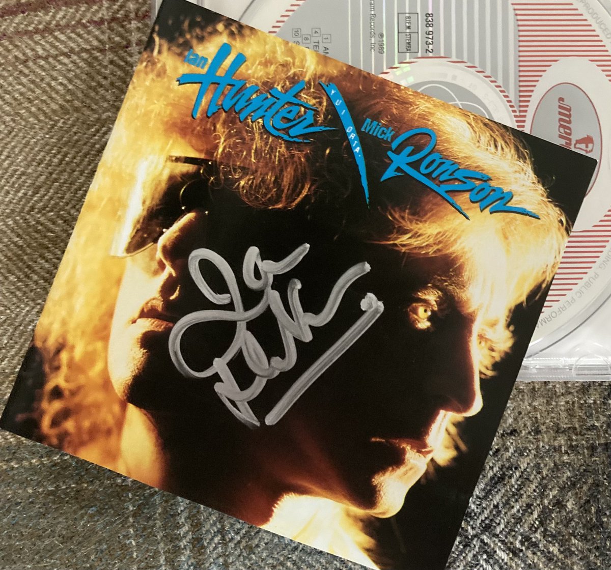 TRextasyBand's tweet photo. Reading @SuziRonson’s superb book, ‘Me &amp; Mr Jones’, reminded me that although I met @DavidBowieReal and played gigs and spent time with Ian Hunter, I never had the chance to meet Mick Ronson.  So decide to listen to ‘YUI ORTA’. #davidbowie #mickronson #suzironson @SuziRonson https://t.co/HD0sz0rvcD