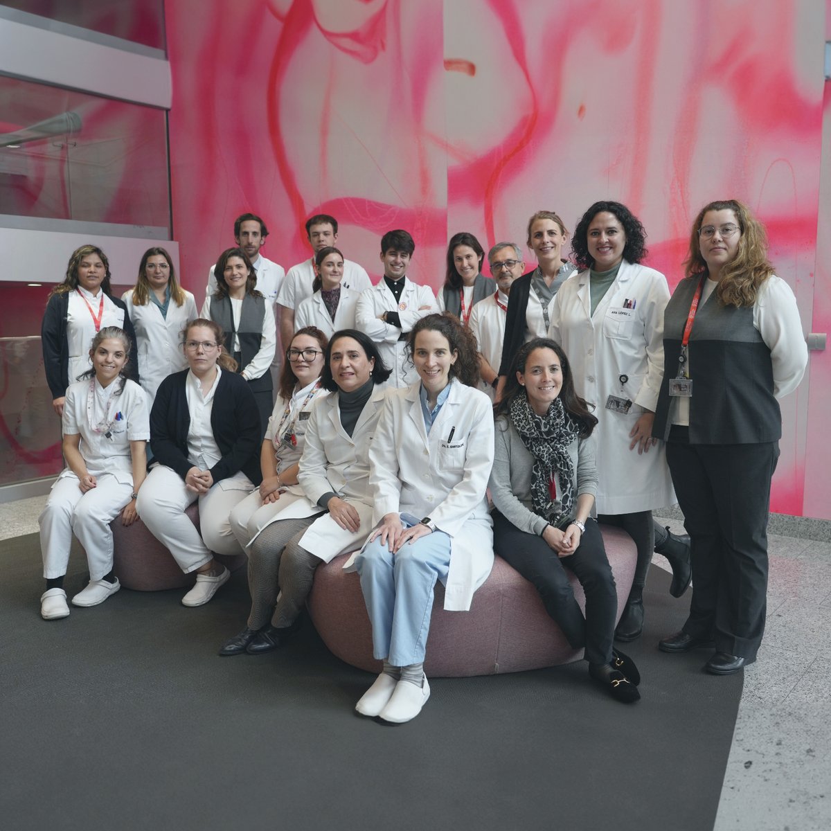 ClinicaNavarra's tweet photo. Hoy celebramos el Día mundial de la Farmacia Hospitalaria y os queremos invitar a conocer a un equipo de 80 profesionales: especialistas, #residentes #FIR, enfermeras, técnicos de farmacia y equipos de administración y gestión de Pamplona y Madrid.

El Servicio de Farmacia Hospitalaria trabaja día a día por ofrecer a cada paciente de la clínica el mejor tratamiento, el más seguro y eficaz.

https://t.co/pTgQUdAYa6