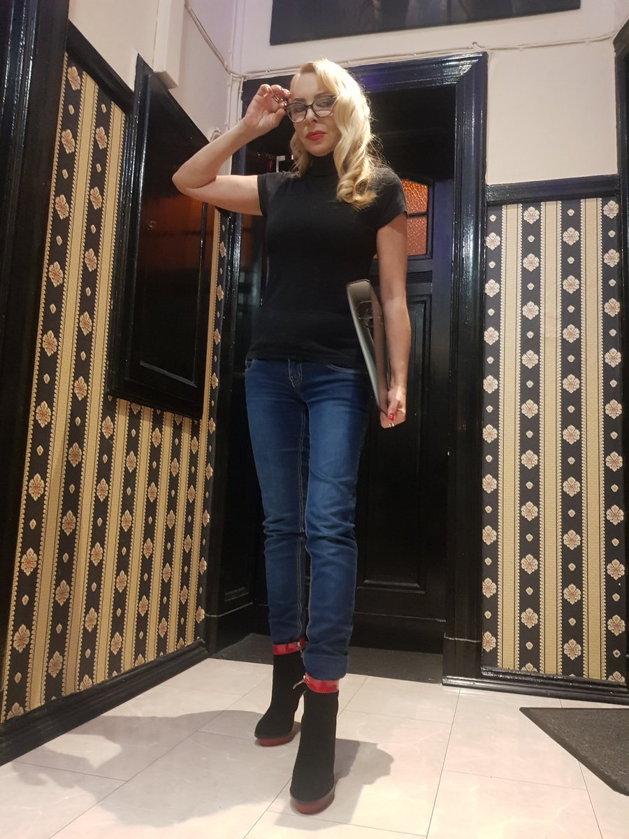 Ladycaprice3's tweet image. Rollenspiele, welche zunächst in gewöhnlicher Alltagskleidung starten, haben immer ihren besonderen Reiz und wirken sehr authentisch 👍💃
