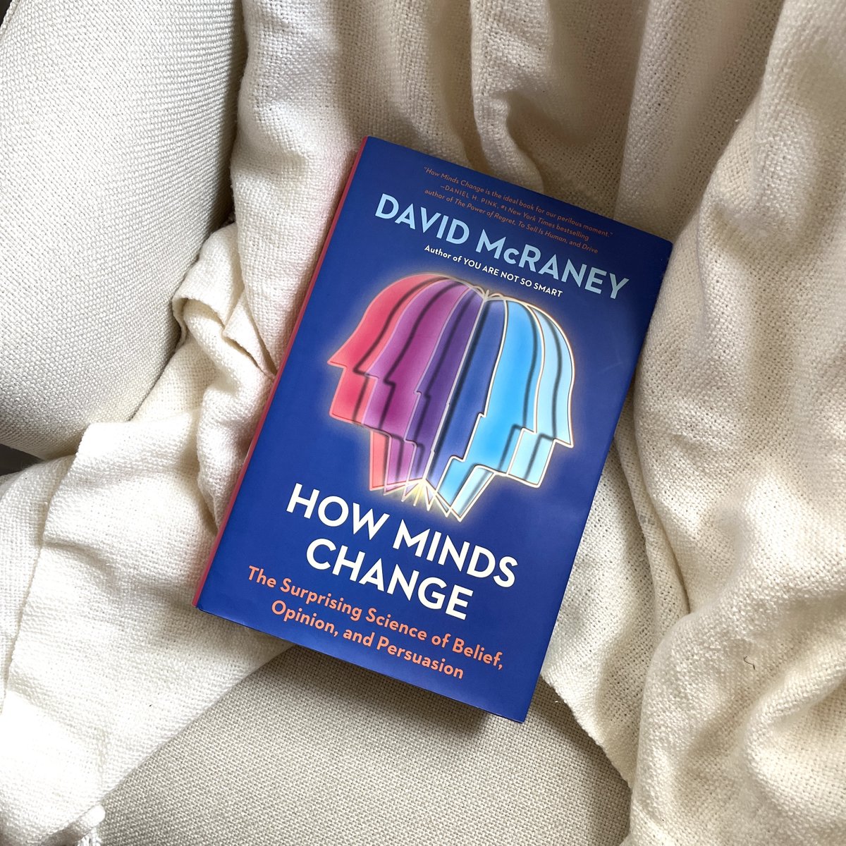 Dive into HOW MINDS CHANGE, and discover new persuasion techniques for having better conversations! 🌟 From the bestselling author @davidmcraney comes a brain-bending investigation into the limits of reasoning, the power of groupthink, and the effects of deep canvassing. 🧠