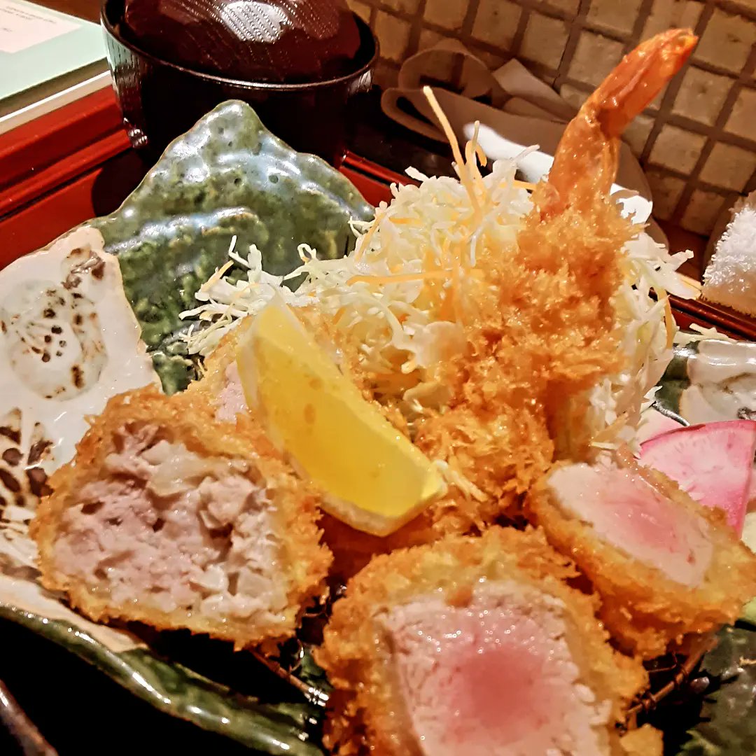 rokkobito's tweet photo. #本日のランチ
#北新地ランチ
#大阪ランチ
#OSAKA
#北新地
#kitashinchi
#串揚げかな山
#かな山
#あいのりかつ盛り
#海老フライ
#ヘレかつ
#ミンチかつ https://t.co/N96WzJ5zoD