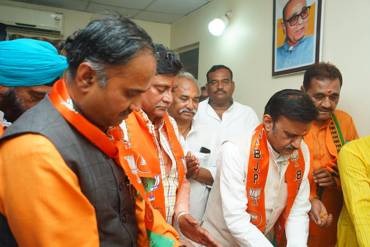 Satishbhajpa's tweet photo. बीते दिनों संसदीय सतना लोकसभा क्रमांक 9 के सतना विधानसभा कार्यालय उद्घाटन विश्व अवसर पर मध्य प्रदेश सरकार के उपमुख्यमंत्री आदरणीय @rshuklabjp जी राज्य मंत्री बहन @PratimaBagri जी लोकसभा के प्रत्याशी आदरणीय @GaneshSingh_in जी कांग्रेस पार्टी छोड़कर भारतीय जनता पार्टी की सदस्यता https://t.co/eNhj69tvlB