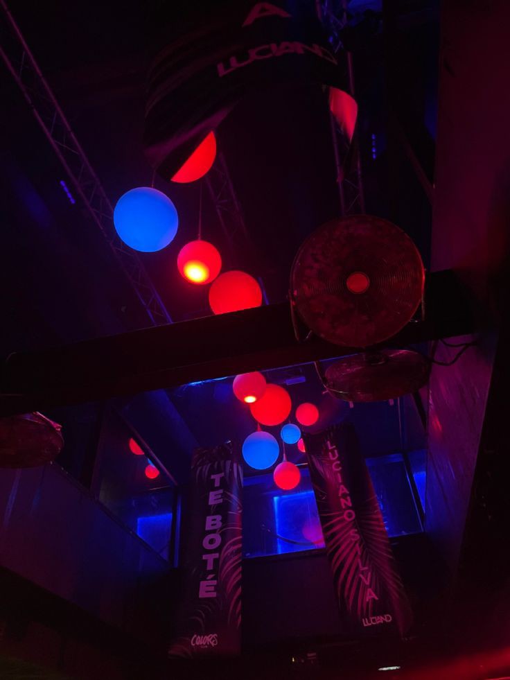 แสงสลัวสีฟ้าแดงส่องลงมายังพื้นบาร์ พร้อมเพลงเปิดคลอ

มีพื้นที่ว่างเป็นฟลอร์แดนซ์ ส่วนมุมนั่งดื่มที่เหลือก็ยังคงเดิม เพิ่มเติมคือการตกแต่งให้ดูโรแมนติกและพิเศษยิ่งขึ้น

〝       เพอร์เฟค 🎶  〞

#Party_InLostLight1

Now - 31 March

สามารถติดแท็กและเข้าร่วมปาร์ตี้ได้เลย !