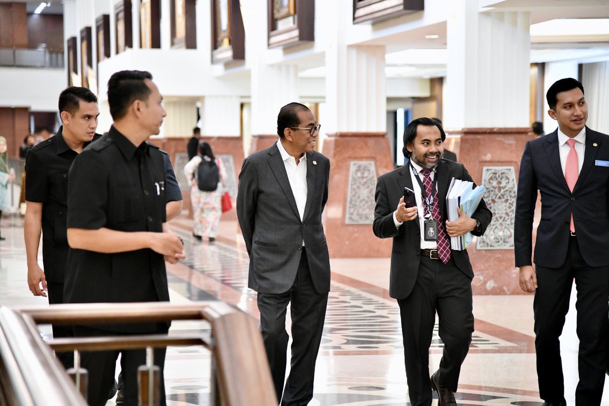 KhaledNordin's tweet photo. Berada di Dewan Negara hari ini bagi menjawab pertanyaan lisan Mesyuarat Pertama Penggal Ketiga, Parlimen ke-15 berkaitan Kementerian Pertahanan. Saya telah berkongsi kepada sidang dewan, antara lain, berkenaan Angkatan Masa Hadapan (AMH).

1/6 https://t.co/HhlRy5YLzF