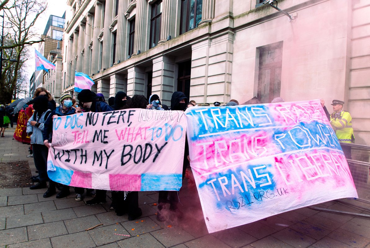 The Metropolitan Police used controversial 'live facial recognition' technology for intrusive surveillance on a trans solidarity protest - and then pepper sprayed demonstrators when an officer dropped his handcuffs in the crowd netpol.org/2024/03/27/pol…