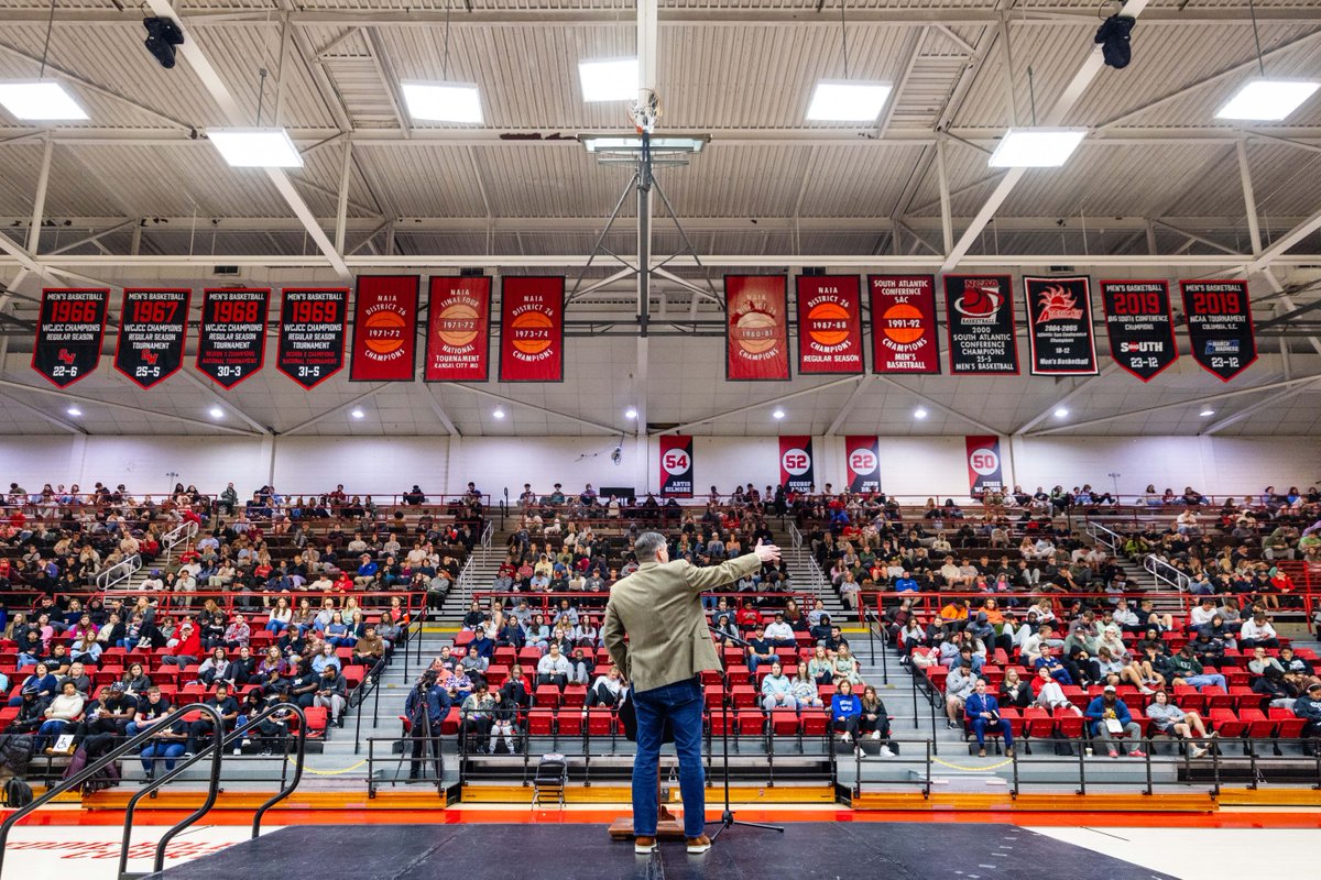 WillGraham_4's tweet photo. It was a blessing to speak to—and pray with—students at @GardnerWebb yesterday. Fun fact: The university hosted my grandfather, @BillyGraham, as a guest speaker in 1965. Please join me in praying for all the young believers on this campus as they hold tight to the hope of Christ. https://t.co/DupYOyzuW3