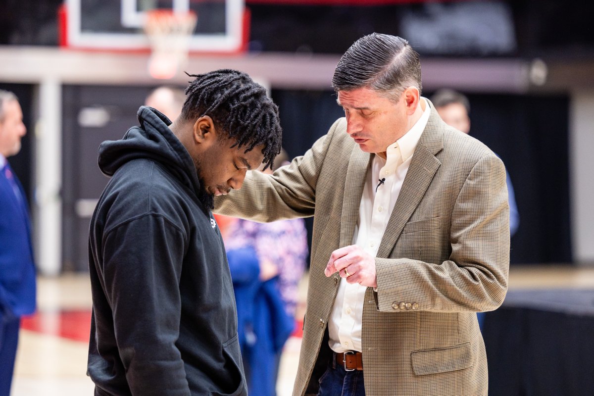 WillGraham_4's tweet photo. It was a blessing to speak to—and pray with—students at @GardnerWebb yesterday. Fun fact: The university hosted my grandfather, @BillyGraham, as a guest speaker in 1965. Please join me in praying for all the young believers on this campus as they hold tight to the hope of Christ. https://t.co/DupYOyzuW3