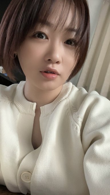 髪がどノーマルだと本当にストん感あるな〜 コテでたまにはくるんてしなきゃね✨ https://t.co/Vzqm8ZKak7