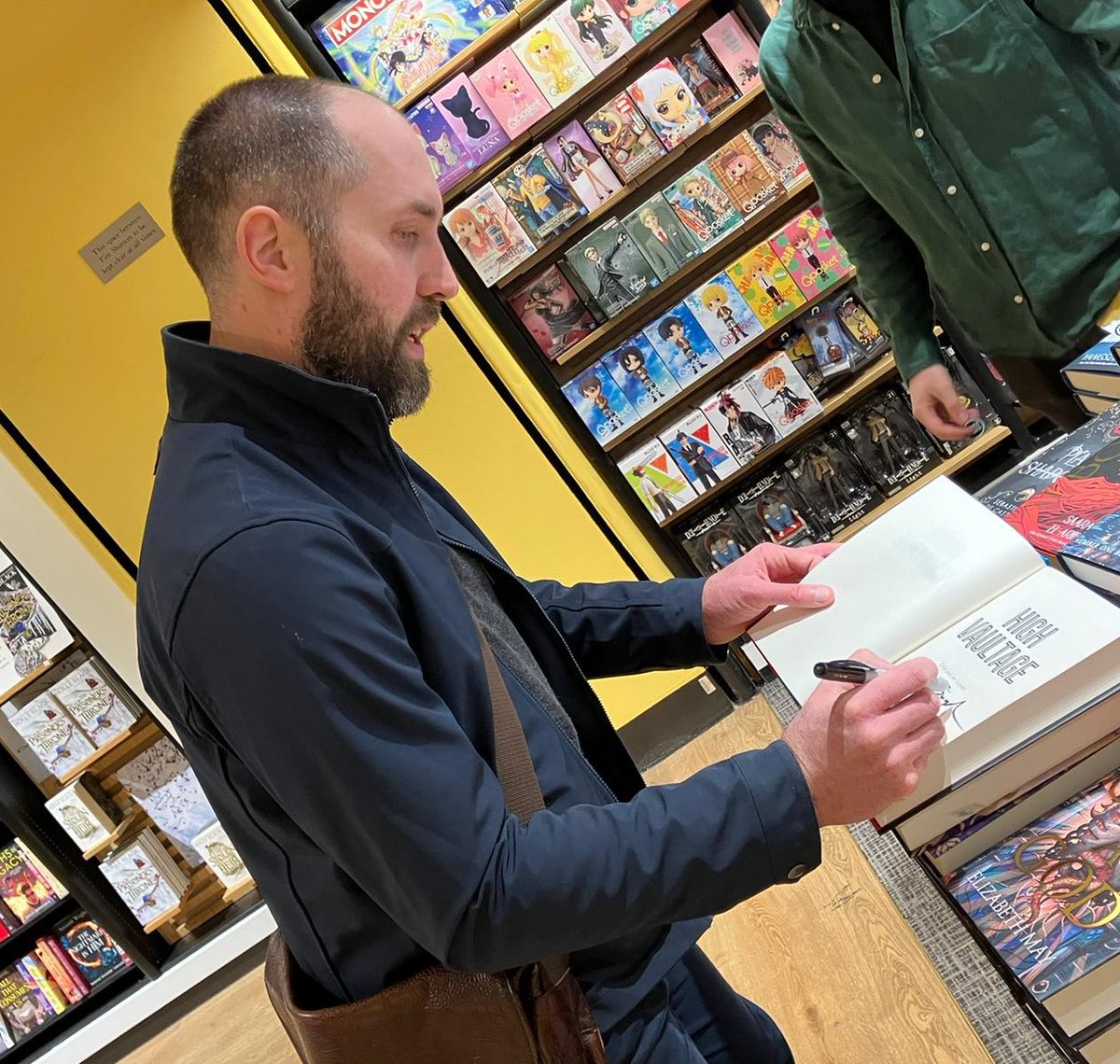 chrssgdn's tweet photo. A lovely morning recording an episode of  Confessions of a Book Collector with @DavidHHeadley followed by quick signing stops at @WaterstonesPicc @Foyles @WaterstonesTraf. 

(Fancy special edition at @GoldsboroBooks *already* signed and continues to be both fancy and desirable) https://t.co/O2Yleveo23