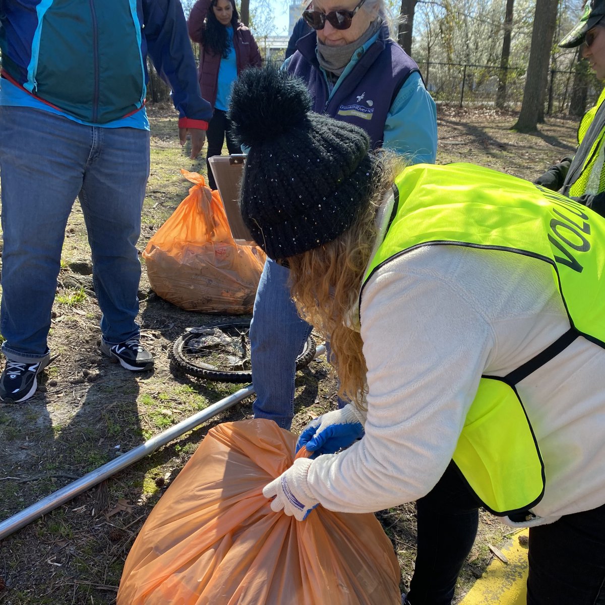 PRAGroupInc's tweet photo. Our PRA Group volunteers spent the morning with @VirginiaMOCA, where they collected over 400 pounds of litter from Virginia MOCA's grounds and the nearby marsh. Read more about the volunteers' experience here: https://t.co/IvOs3pbDzC

#GlobalReach #LocalTouch #PRAImpact https://t.co/exesn4vVLS