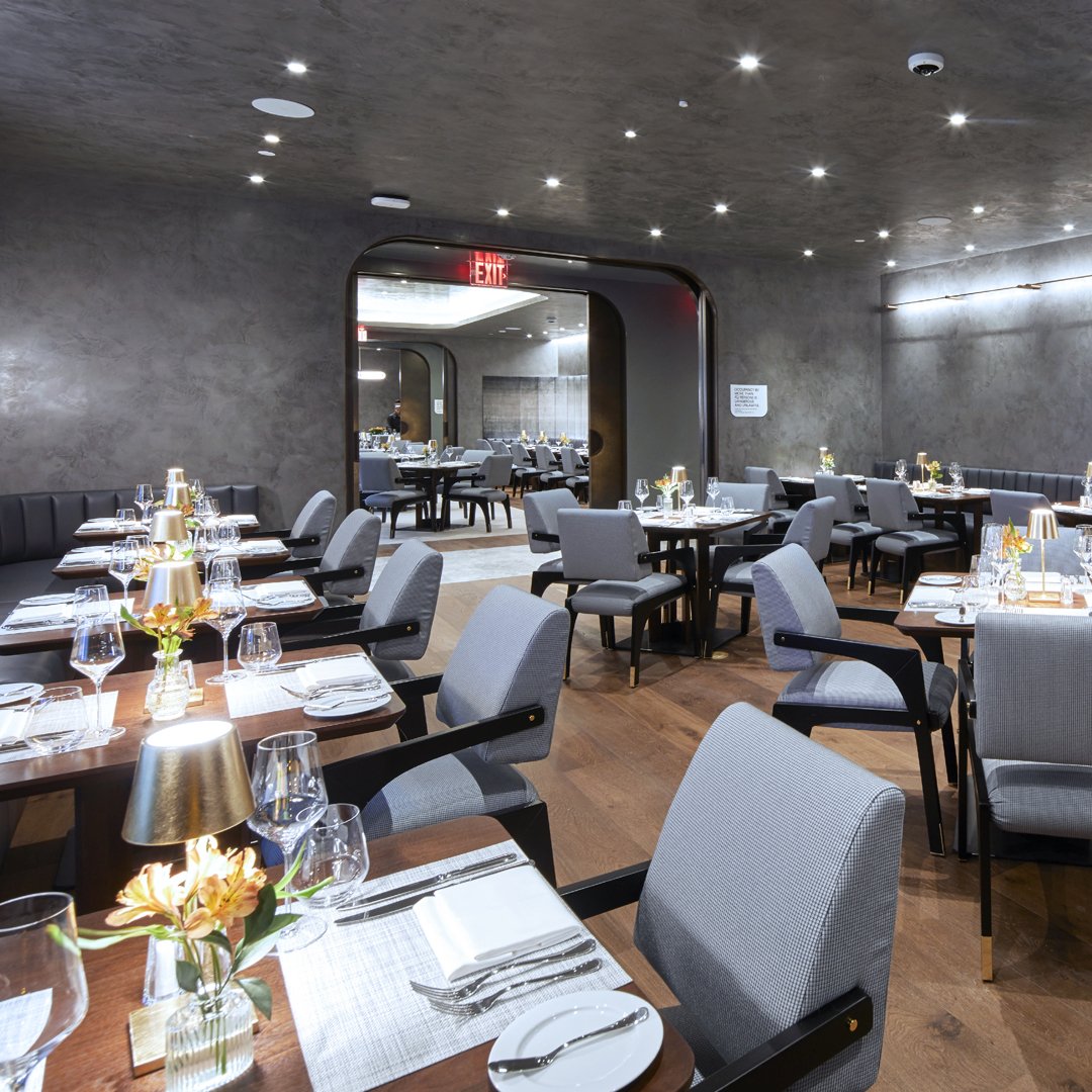 Indulging in dinner before the show? The Square at Club5X offers an unforgettable dining experience that sets the stage for an incredible night out! #5TimesSquare For a fresh take on work, visit: hubs.li/Q02np1TD0 #NewYorkOffice #OfficeSpaceDesign #OfficeAmenities