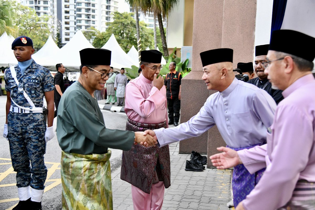 KhaledNordin's tweet photo. Alhamdulillah, pada hari ke-16 bulan puasa, syukur saya dapat bertemu dan berbuka bersama warga Angkatan Tentera Malaysia (ATM) di Masjid Khalid Al Walid, Kuala Lumpur.

1/3 https://t.co/EDlJNnVx8D
