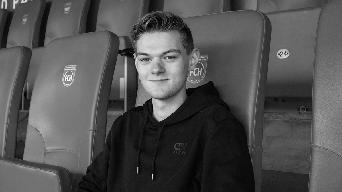 Der 1. FC Heidenheim 1846 und die gesamte FCH Familie trauern um Sebastian Clement. Unser dualer Student ist nach langer und schwerer Krankheit im Alter von 20 Jahren verstorben.
Lieber "Seba", Du wirst immer einen Platz in unserer FCH Familie haben,
Du warst ein echter Kämpfer!