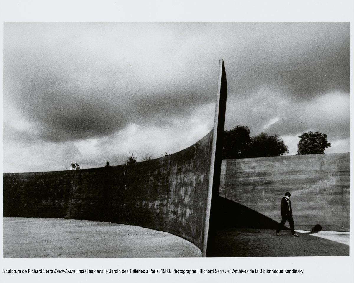 C’est avec une profonde tristesse que nous apprenons le décès de Richard Serra.
Avec ses œuvres monumentales en acier, explorant et redéfinissant la relation entre l'œuvre, le spectateur, et l'espace, l’artiste américain a révolutionné la sculpture contemporaine. En 1983-1984,