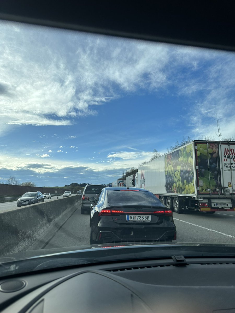 Steh hier kurz vor der deutschen Grenze im Stau. Nimmt sich so ein kleiner Nürnberger Bastar* einfach das Recht raus und fahrt mit Warnblinkanlage mit gefühlt 70km/h durch die Rettungsgasse. Hoffe das Karma hittet bei solchen Menschen 🤌🏽