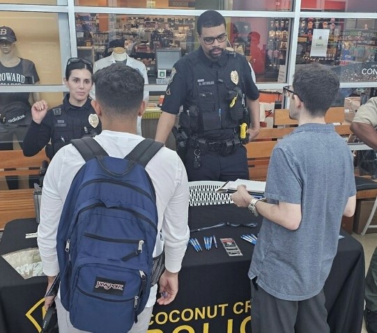 CoconutCreekPD's tweet image. Several members of our outstanding #RecruitmentTeam were at the #CriminalJusticeCareerExpo yesterday @BrowardCollege Central Campus in Davie. We currently have an opening for an experienced police officer. There's a $10K #SigningBonus! Link to it here: tinyurl.com/466yydrs