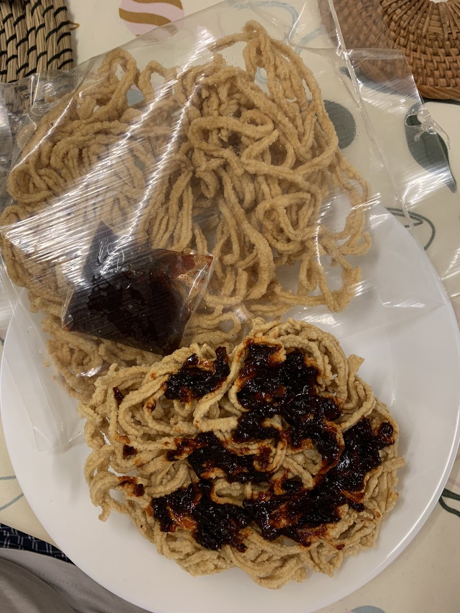 Masa aku kecik dulu, takde konsep Bangsa J lah, nak pisah dari Malaysia lah atau team bola kami lebih agung dari Harimau Malaya.

Kita semua bertenang sambil kosentret makan benda ni masa sekolah petang. Aku rasa masa tu orang pun takde menyampah sangat kat kami kot.