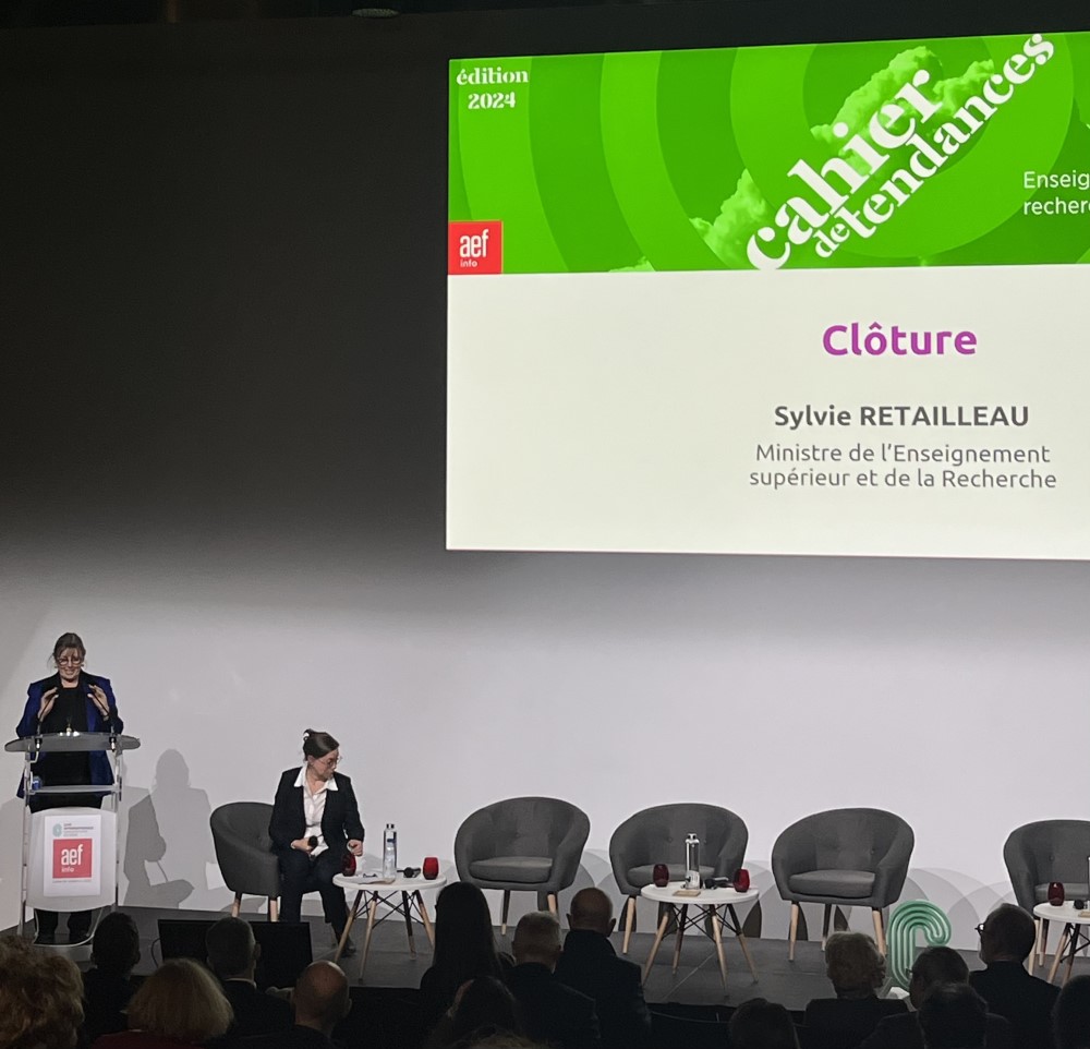 📷 Nous étions hier soir à l'événement organisé par la rédaction d' <a href="/AEFsuprecherche/">AEFsuprecherche</a> à la <a href="/ciup_fr/">Cité internationale universitaire de Paris</a> pour la présentation du 𝐂𝐚𝐡𝐢𝐞𝐫 𝐝𝐞 𝐭𝐞𝐧𝐝𝐚𝐧𝐜𝐞𝐬 𝟐𝟎𝟐𝟒 𝐝𝐞 𝐥'𝐄𝐒𝐑 en présence de <a href="/sretailleau/">Sylvie Retailleau</a>, Ministre de l'#EnseignementSupérieur et de la recherche.