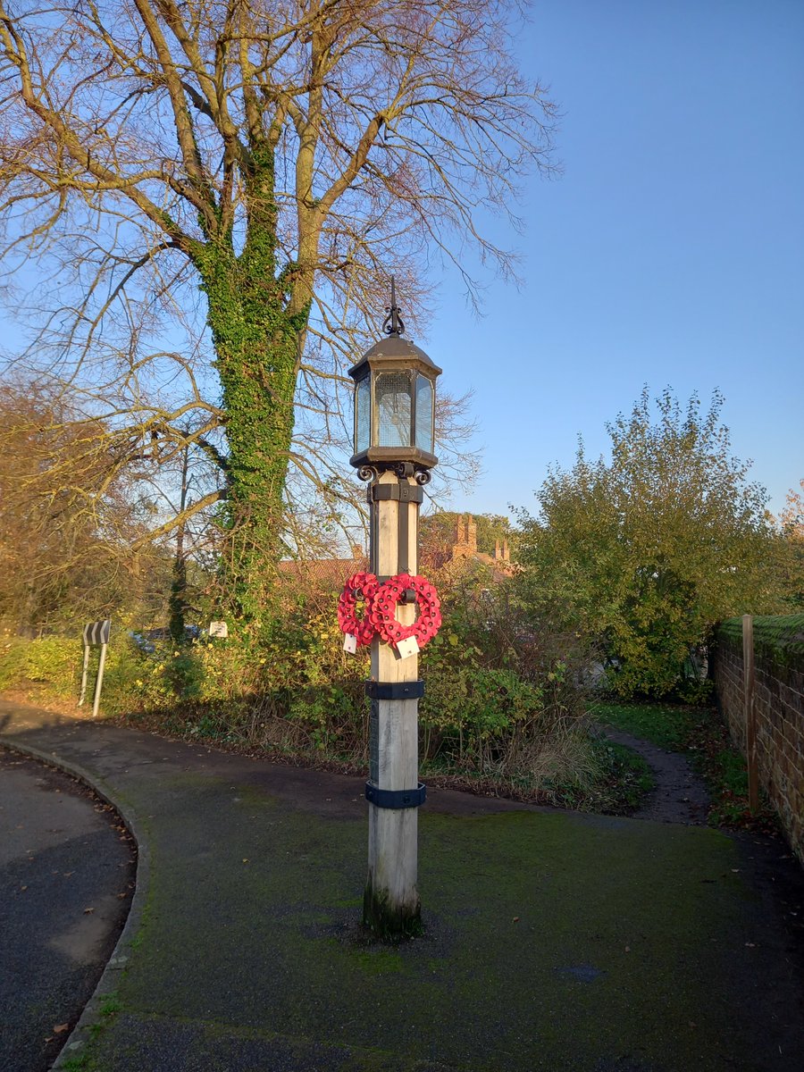 War memorials come in all different types, sizes and materials. Here is a #warmemorial streetlight in Castle Rising that commemorates the village's fallen from #ww1. Have you seen this war memorial? Read more here: warmemorialsonline.org.uk/memorial/259333 #heritage #conservation #history